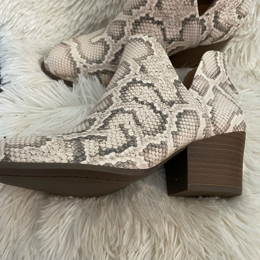 booties. sizes 5.5. Mark. kohls. new